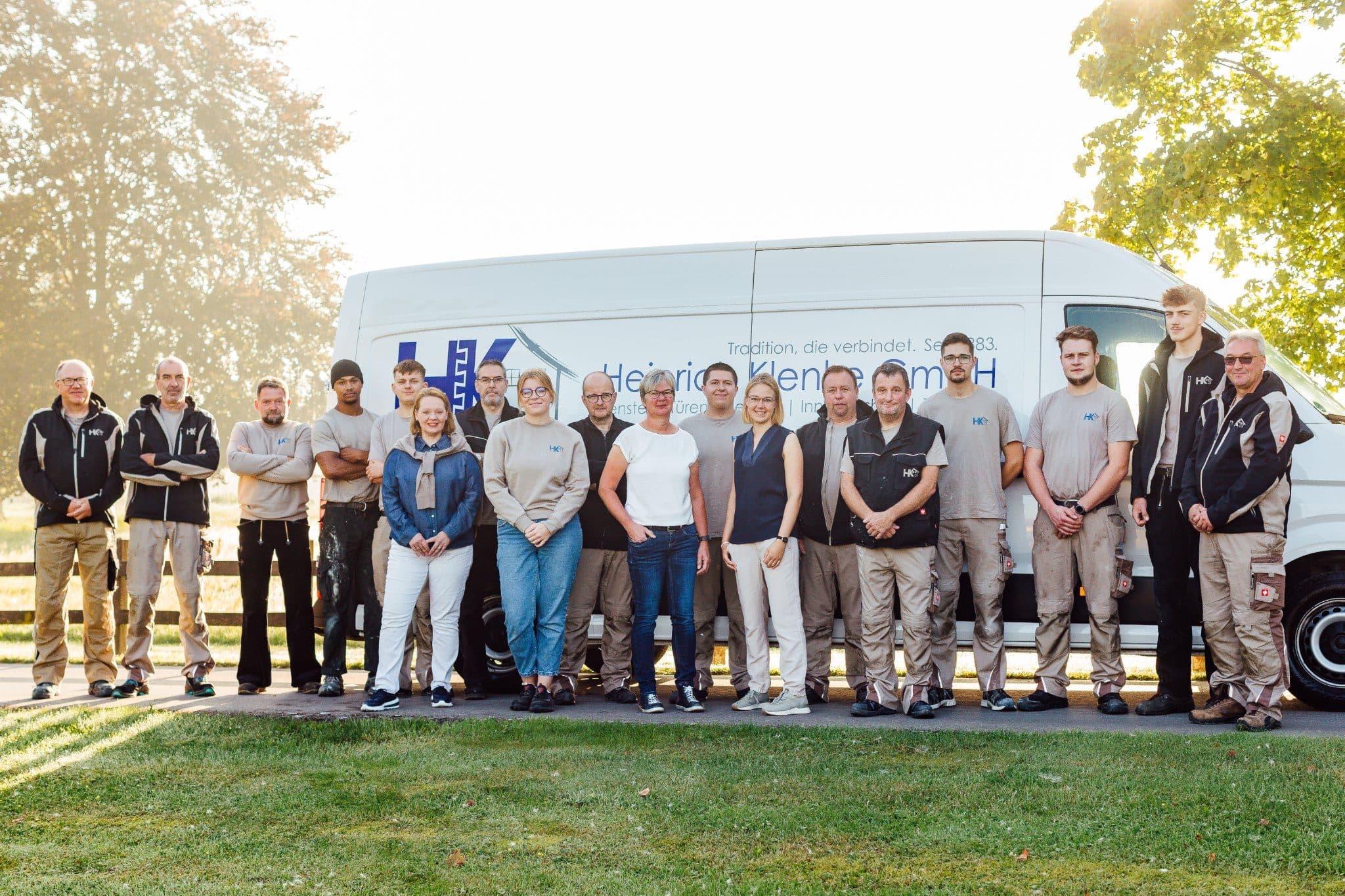 Das Klenke-Team vor einem der Firmentransporter im Morgenlicht