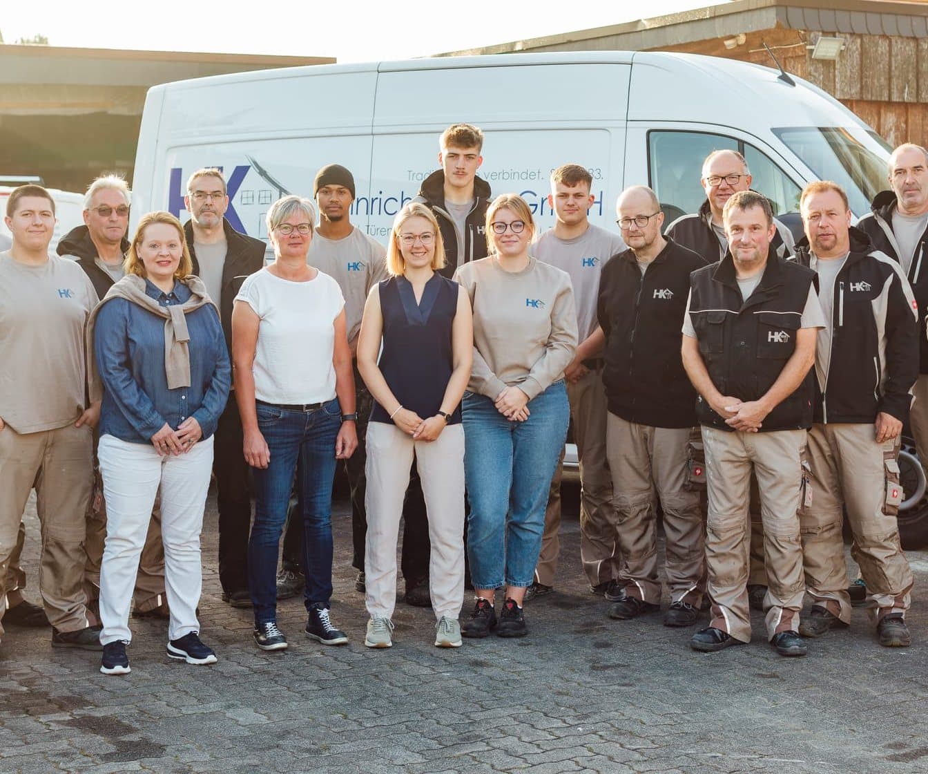 Das Team der Heinrich Klenke GmbH vor den Firmenwagen auf dem Betriebshof in Detmold