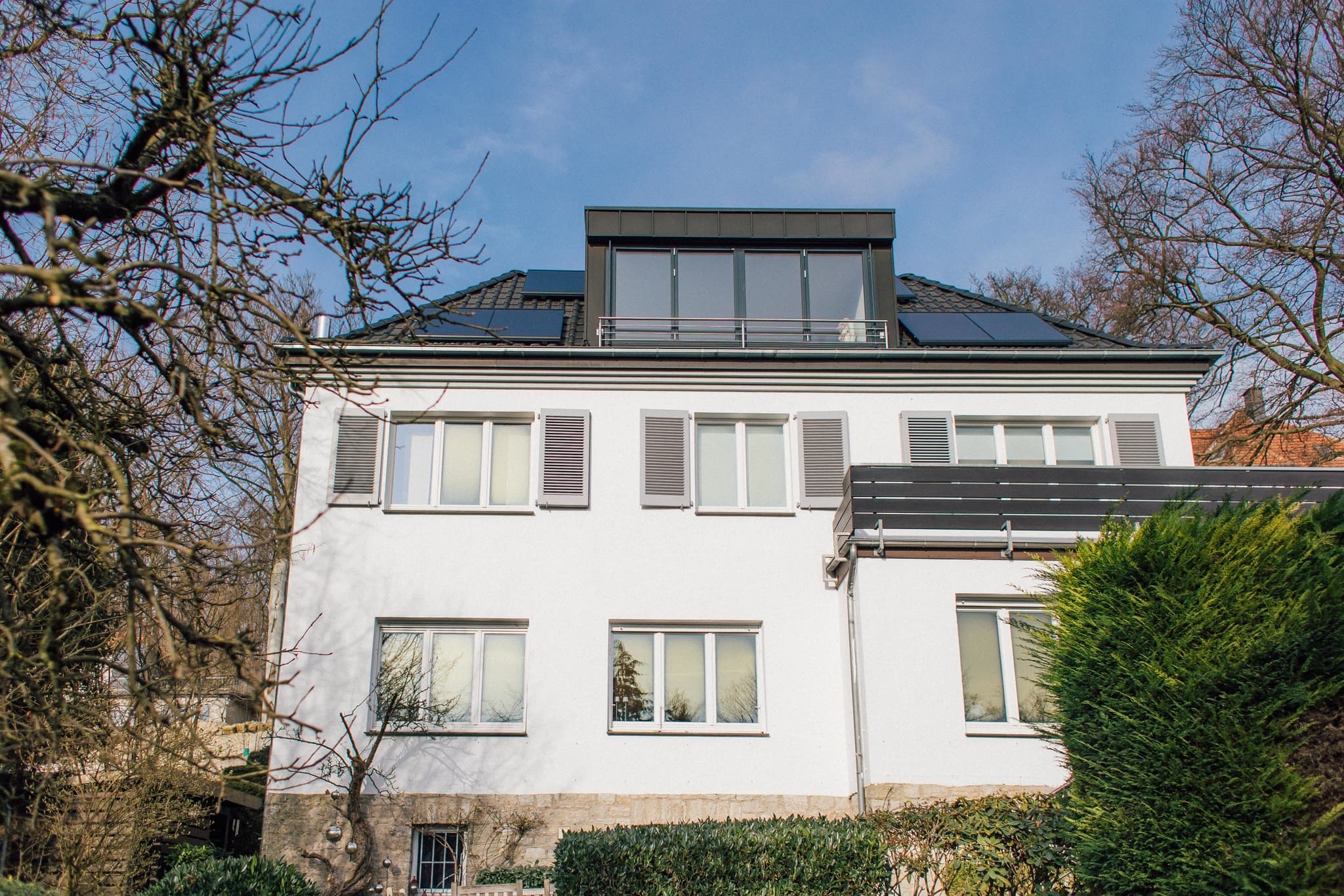 Klappläden als Sonnenschutz: Holz oder Aluminium im Vergleich